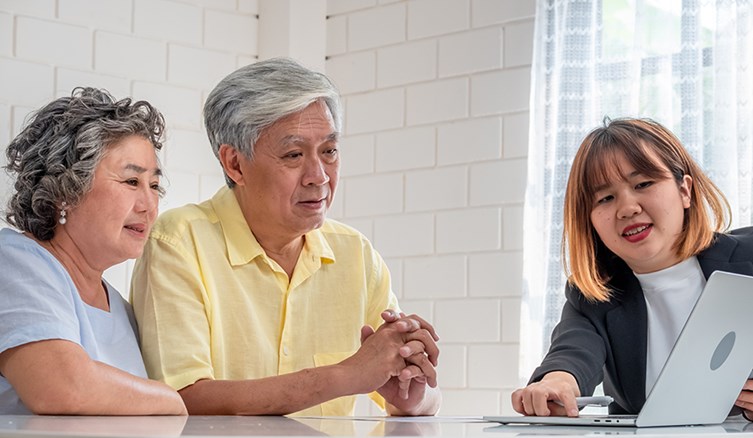 adult-chidlren-consulting-with-home-care-representative-13.jpg