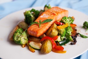 bigstock-salmon-fillet-with-vegetables-76601543.jpg
